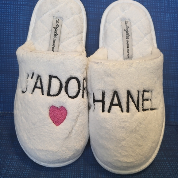 Woman's plush, cozy slippers - Picture 2 of 4